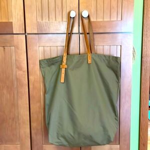 8.6.4. Adjustable olive tote bag